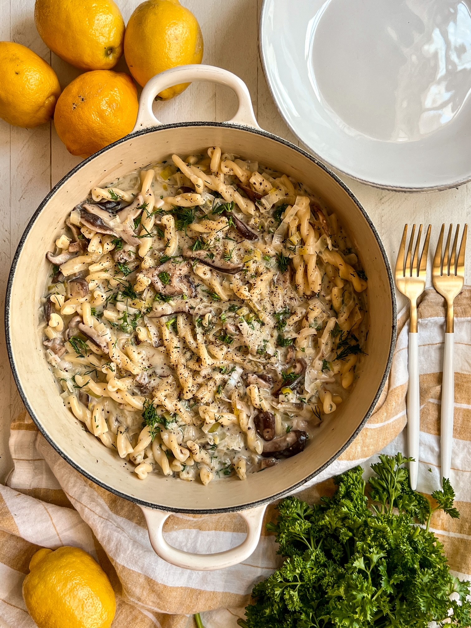 white wine pasta with mushrooms and leeks